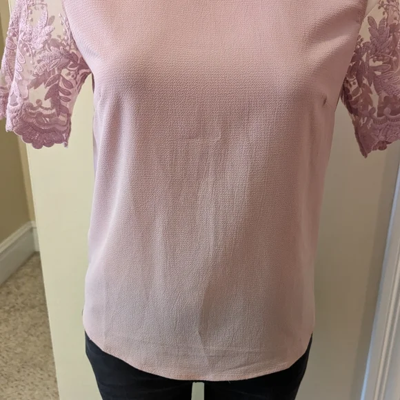 Lulu's pink top with embroidery lace sleeve size xs - Picture 5 of 8